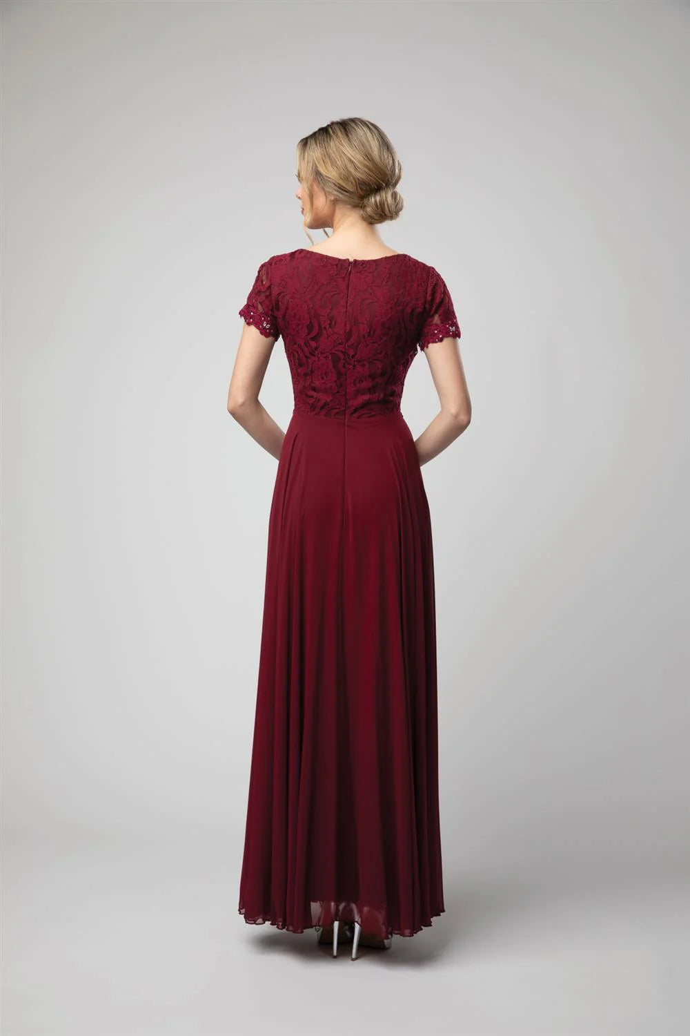 Abito lungo in chiffon a maniche corte con corsetto stretto in pizzo a trapezio